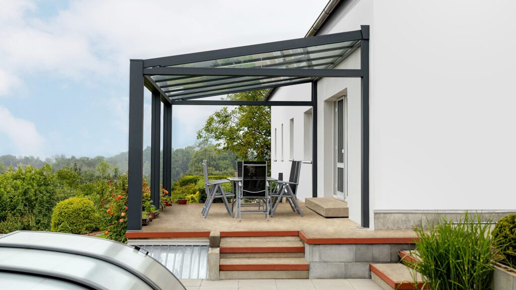 Trendige Design-Pergola mit Glasdach