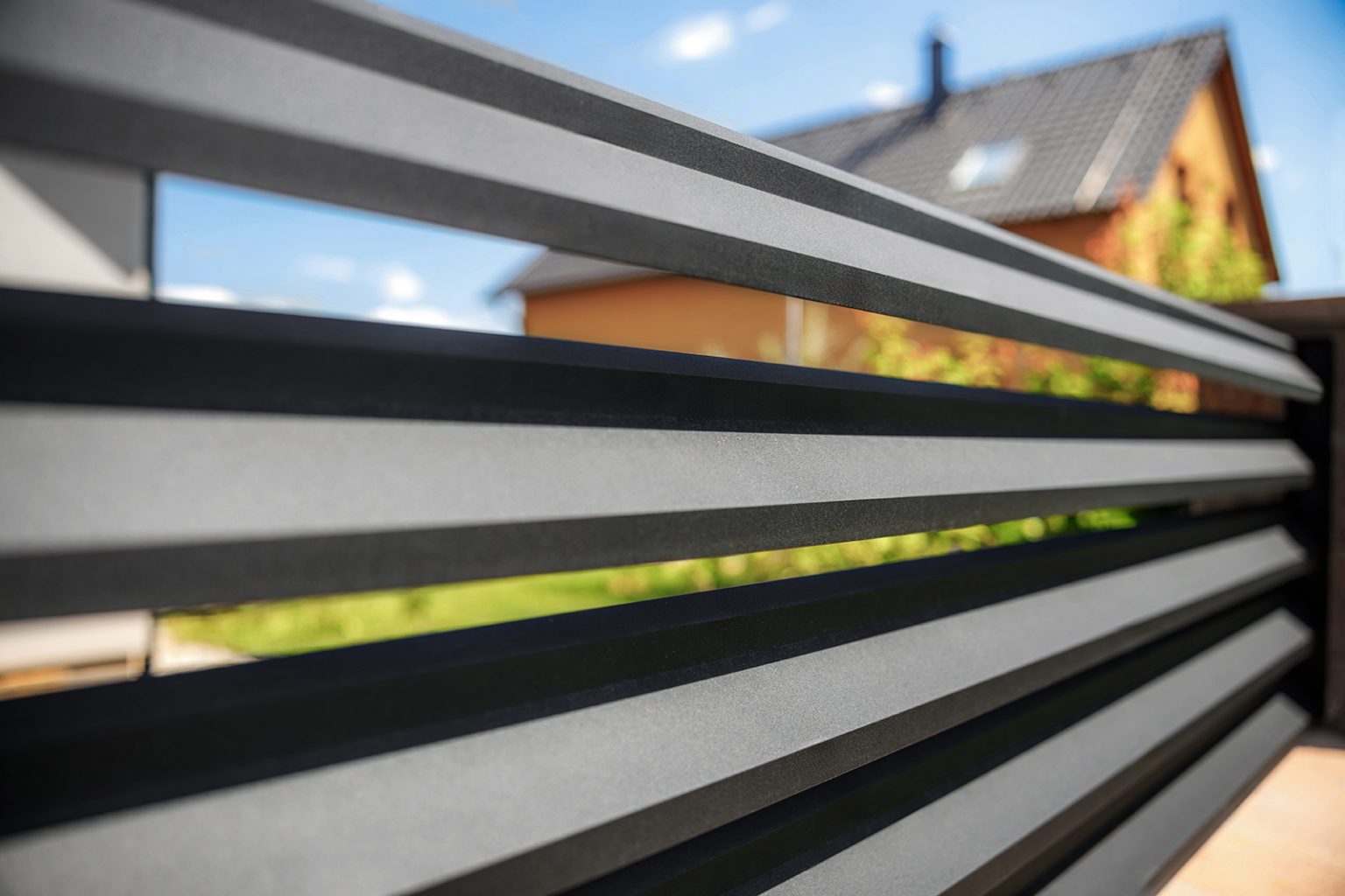 Detail des LAMARK Lugo Air Aluminiumzauns, modernes Design und präzise Verarbeitung.